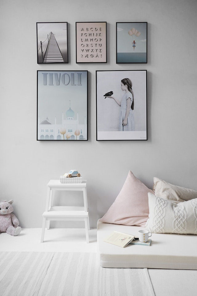 Cómo decorar una habitación con cuadros y prints: consejos para armar una pared de galería impresionante, cómo mezclar y combinar diferentes diseños y tamaños para crear una composición visualmente atractiva.